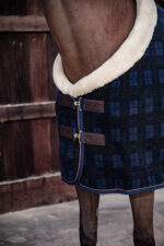 Kentucky Horsewear – Couverture Polaire Show Fleece Heavy Carreaux Bleu Marine – Image 4