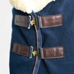 Kentucky Horsewear – Couverture Polaire Show Fleece Heavy Bleu Marine – Image 2