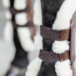 Kentucky Horsewear - Guêtres Ouvertes Velcro Sheepskin Vegan Marron – Image 5