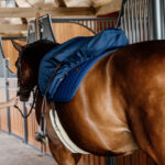 Kentucky Horsewear - Housse De Selle Imperméable Jumping Marine – Image 3