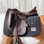Kentucky Horsewear - Tapis De Dressage Fishbone Competition Noir – Image 2