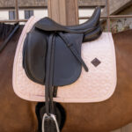 Kentucky Horsewear - Tapis De Dressage Velvet Rose Pâle – Image 2