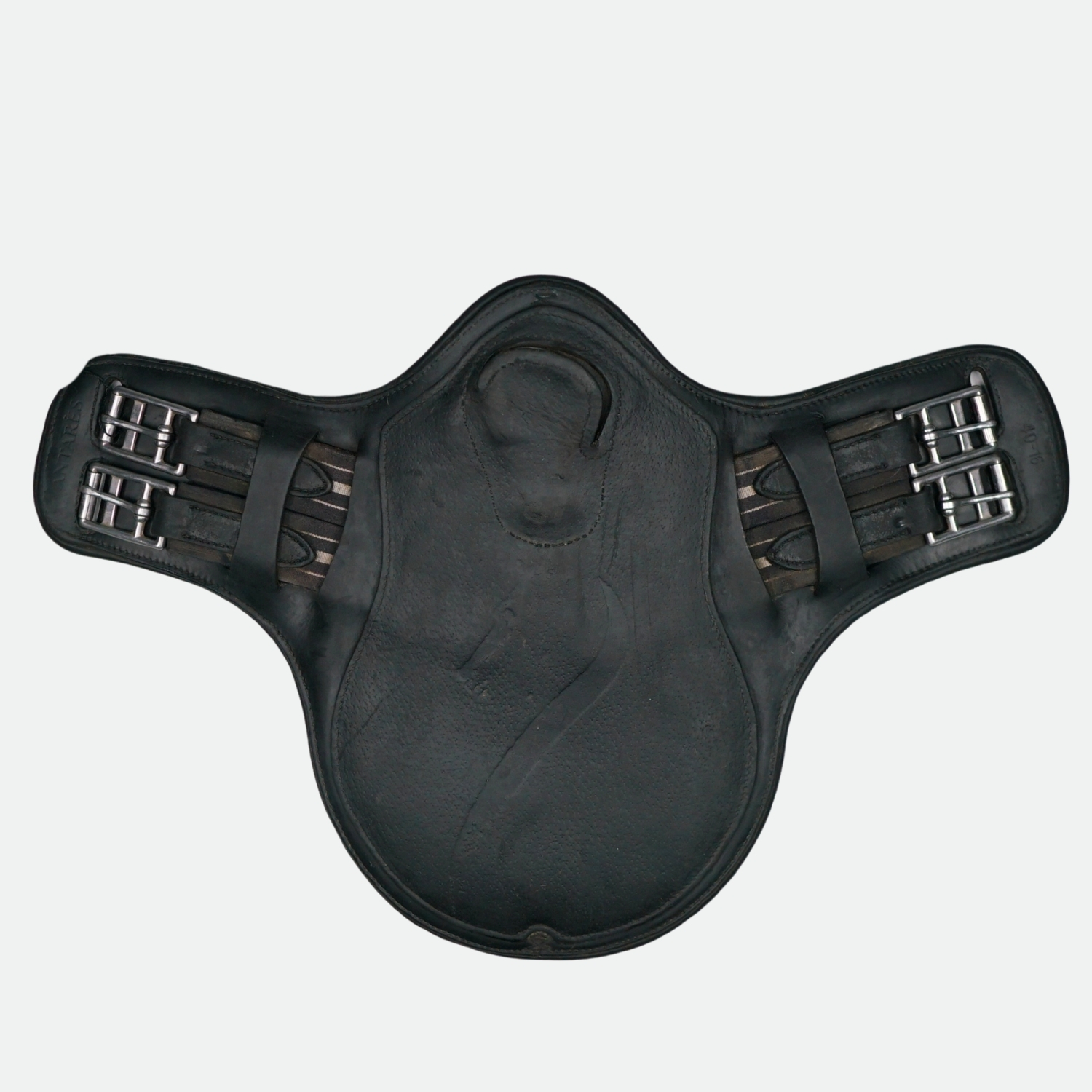 Antares-Sellier-Sangle-Bavette-Courte-Anatomique-Collectors-Noir-cheval-occasion-1-ART0607205 Antares Sellier - Sangle Bavette Courte Anatomique Collectors Noir – Image 1