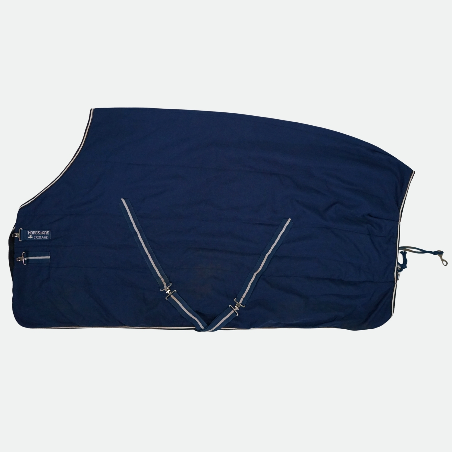 Horseware-Couverture-De-Box-Rambo-200G-Bleu-Marine-Blanc-cheval-occasion-3-ART0081913 Horseware - Couverture De Box Rambo 200G Bleu Marine, Blanc – Image 1