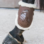 Kentucky Horsewear - Protège Boulets Elastiques Sheepskin Marron – Image 2