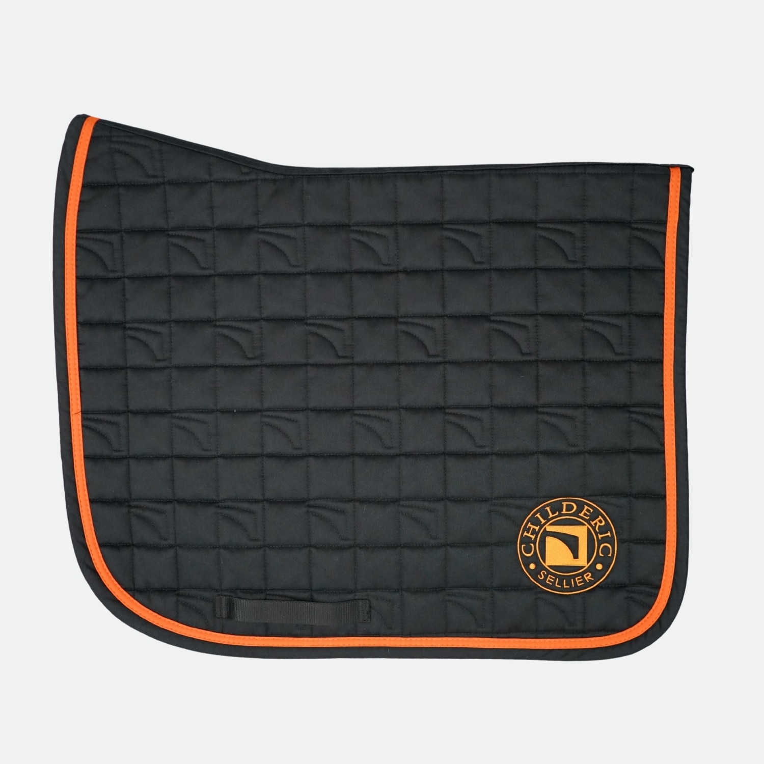 Childeric-Tapis-de-dressage-Nouvelle-Collection-Noirorange-cheval-occasion-2-ART0719815 Childéric - Tapis de dressage Nouvelle Collection Noir/orange – Image 1