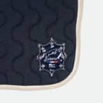 Jump'In - Tapis De Cso Écusson Hervé Godignon Marine / Beige – Image 2